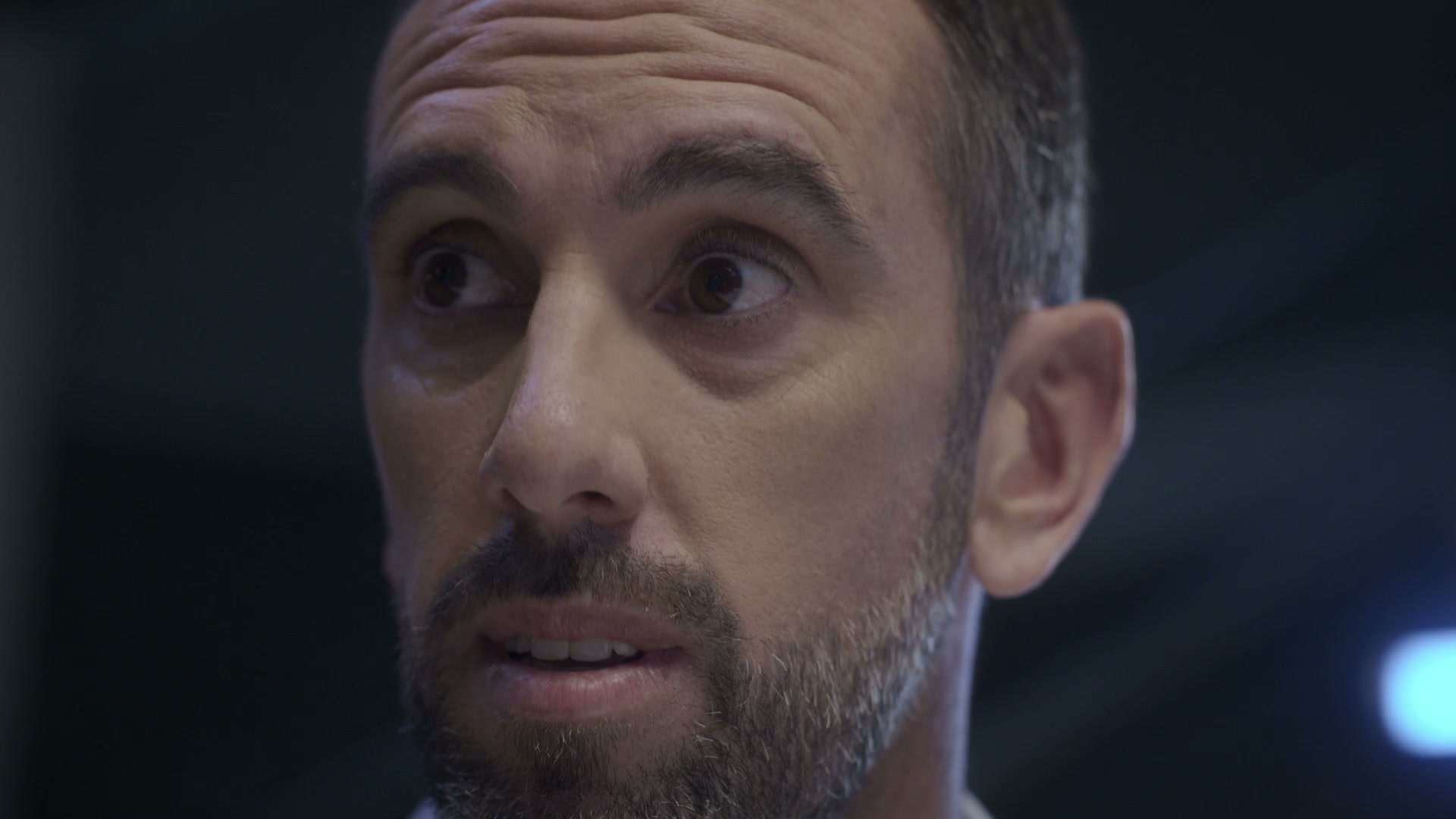 Diego Godín con gesto serio, en penumbra, en la pieza de Seguro de Automóvil