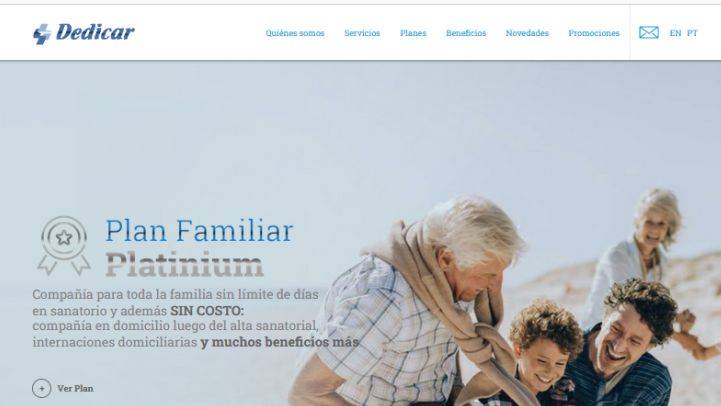 Captura del sitio web de Dedicar con una familia en la playa y el detalle del plan familiar