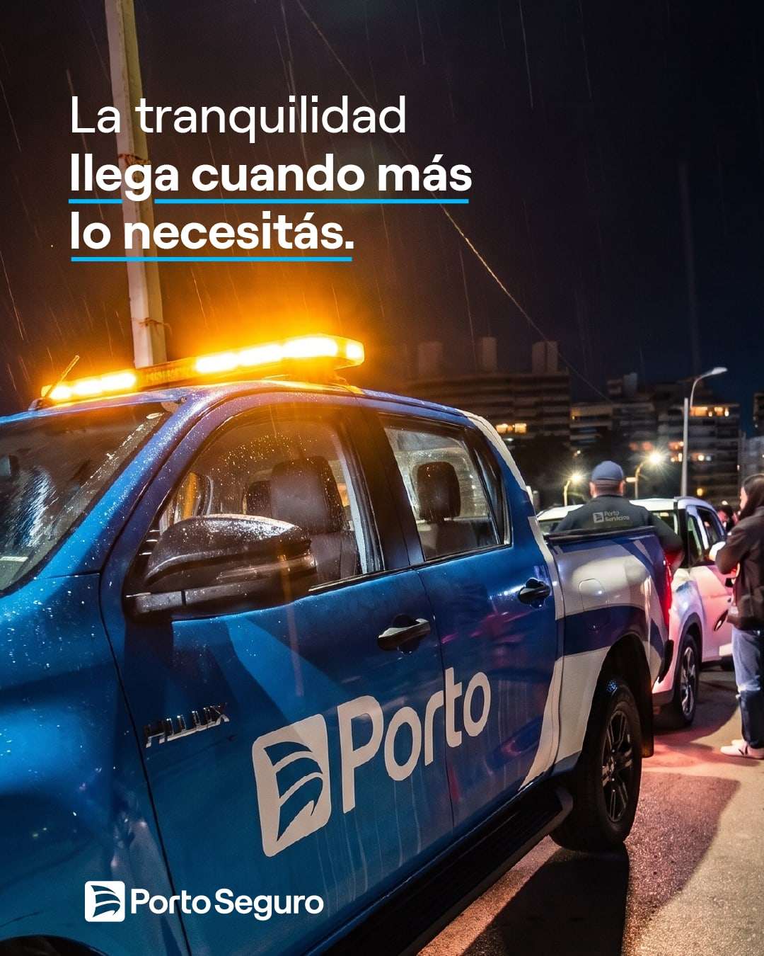 Pieza para redes de Porto Seguro: una camioneta de auxilio azul de noche con el texto «La tranquilidad llega cuando más lo necesitás»