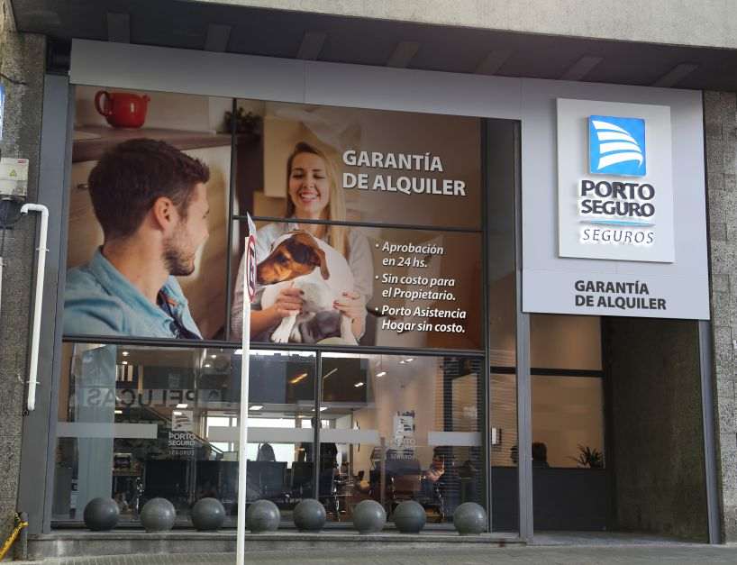 Vidriera de un local de Porto Seguro con vinilos de Garantía de Alquiler