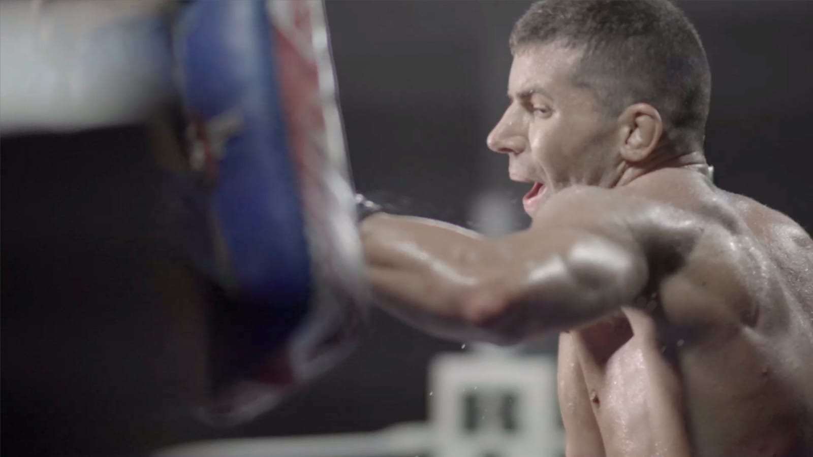 Tonga Reyno golpeando una almohadilla, en un primer plano del spot