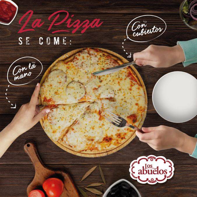 Posteo de Los Abuelos: pizza casera sobre una tabla de madera, vista desde arriba
