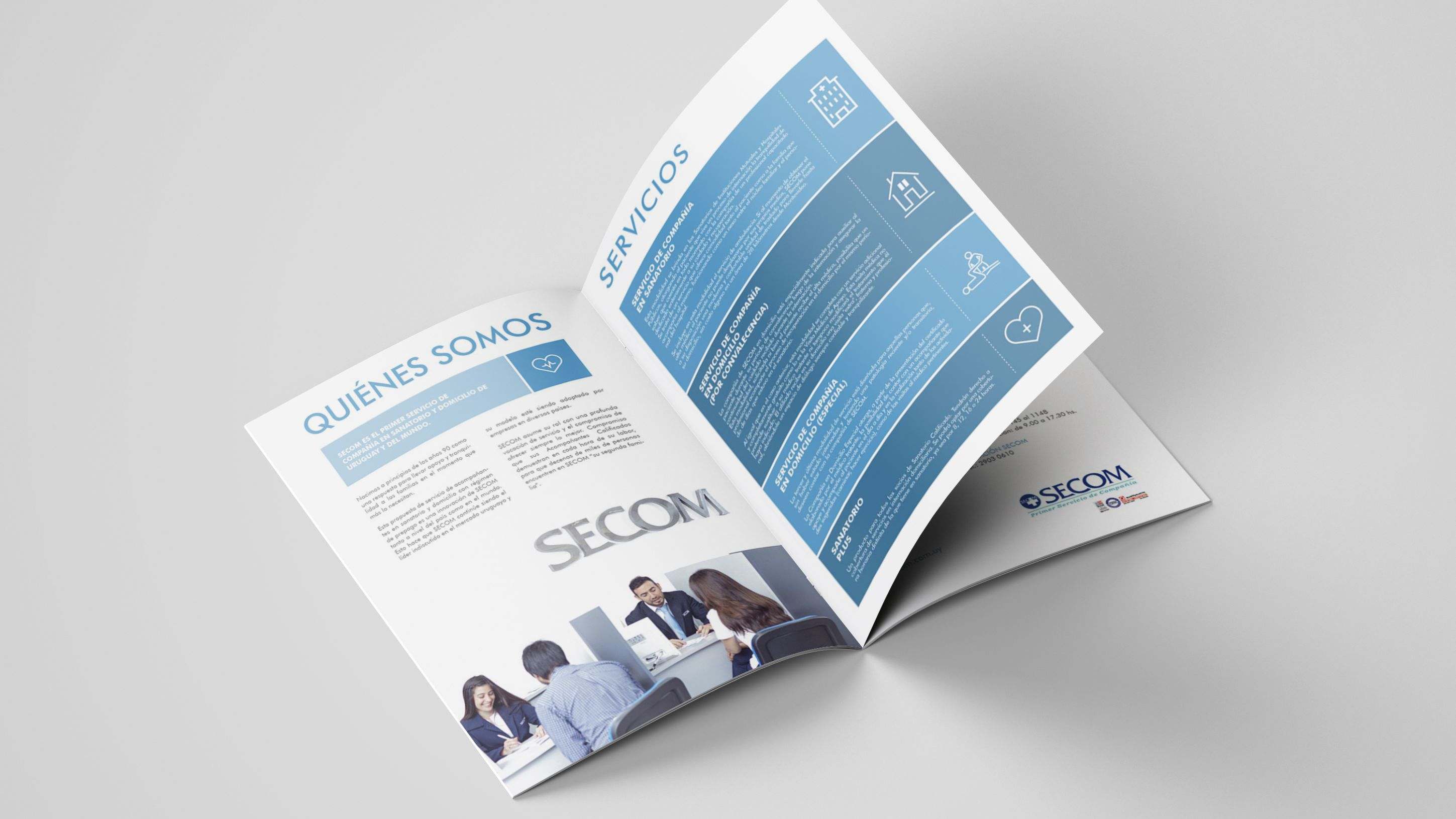 Brochure corporativo de SECOM abierto, con textos y fotos celestes
