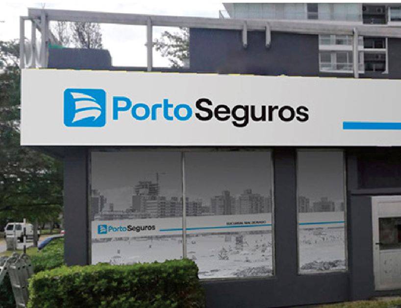 Frente de una sucursal de Porto Seguro con cartel de fachada