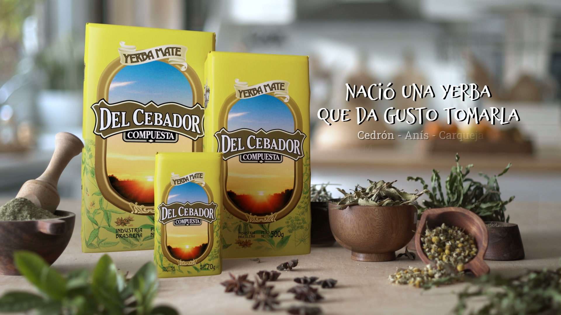 Paquetes de yerba Del Cebador Compuesta entre hierbas y un mortero, con el texto «Nació una yerba que da gusto tomarla»