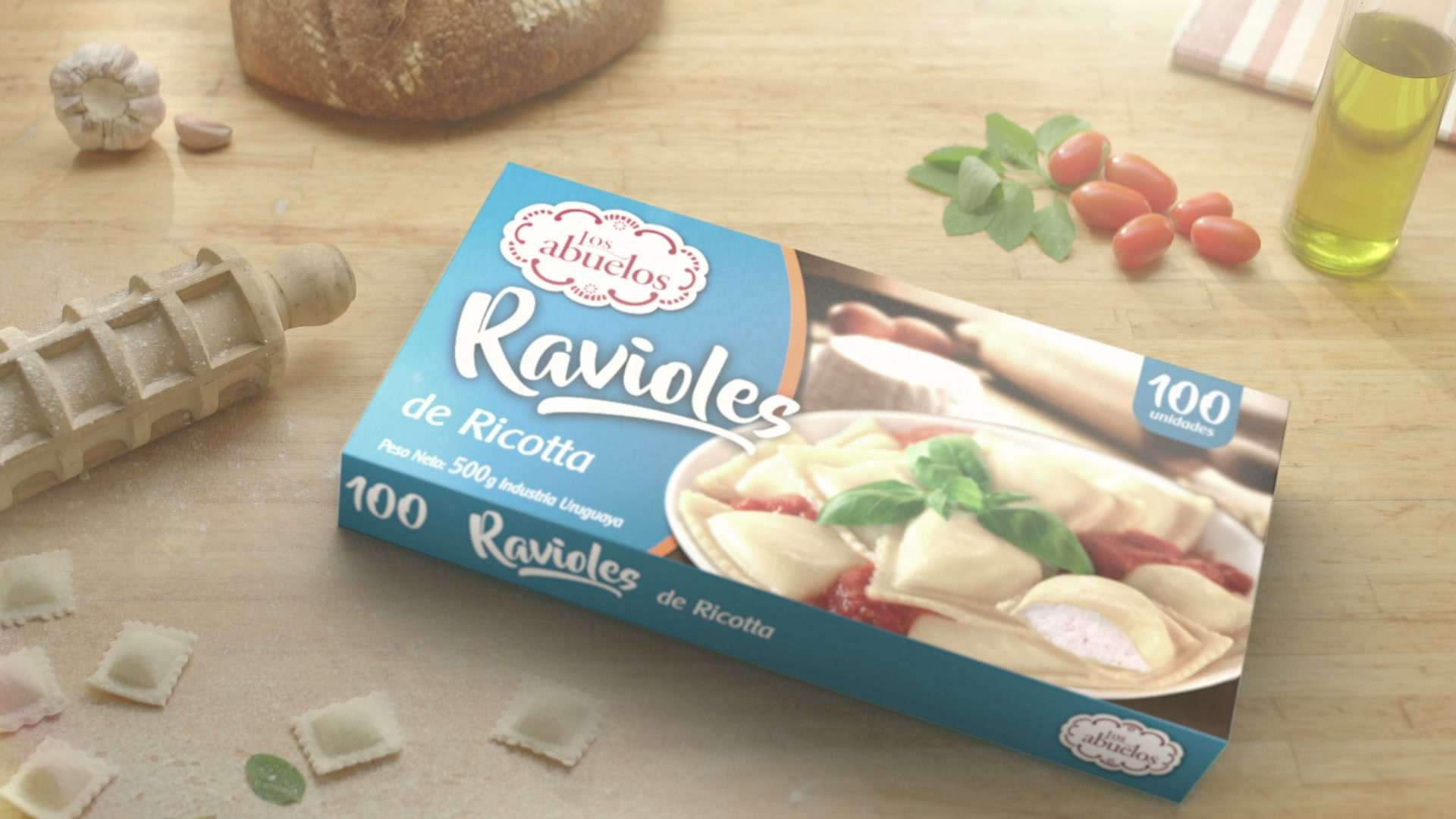 Caja de ravioles de ricota Los Abuelos junto a ingredientes sobre una mesa de madera