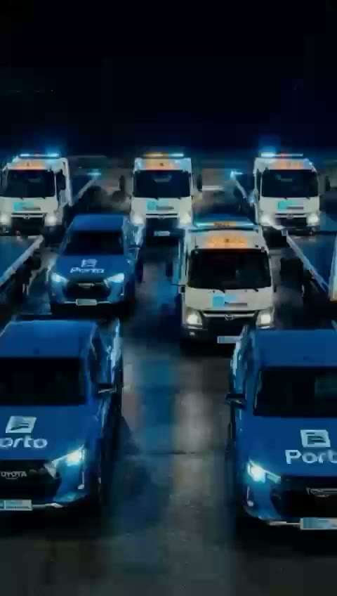 Camionetas de auxilio y grúas de Porto Seguro formadas de noche, con luces azules, vistas desde arriba