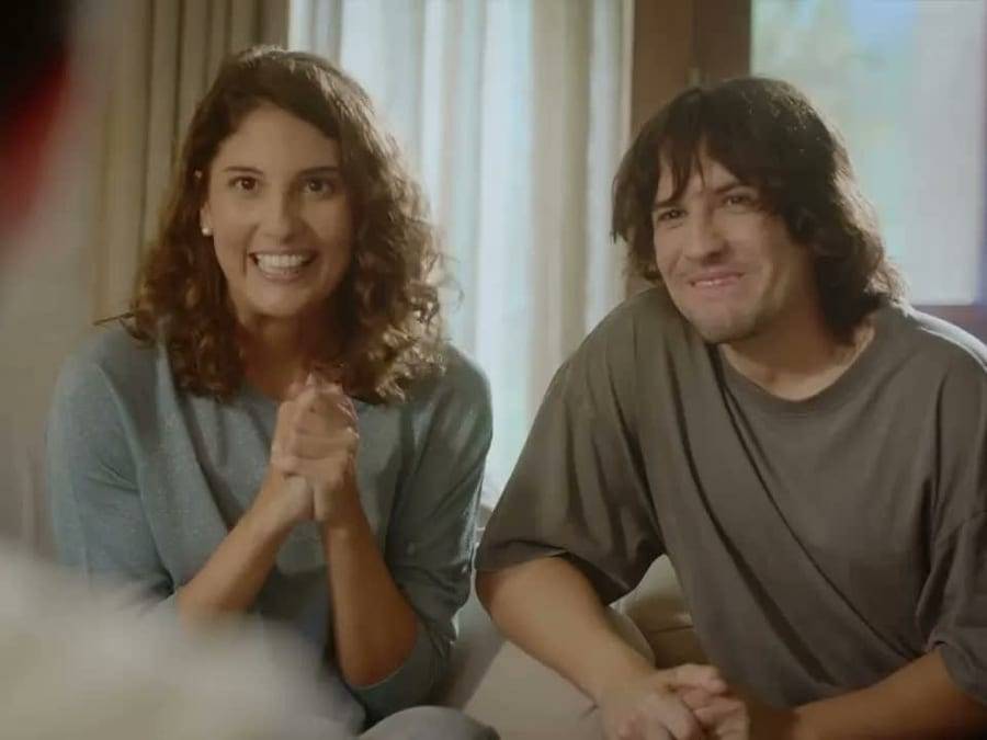 Cuadro del spot de Garantía de Alquiler: una pareja sonríe con las manos juntas