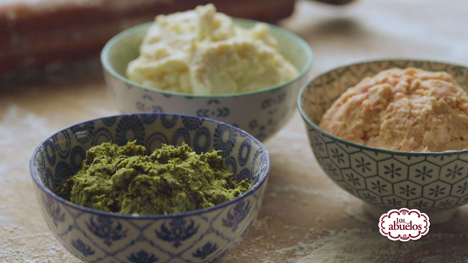 Tres cuencos con salsas: pesto, ricota y pasta de tomate